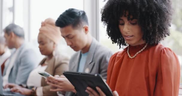 黑人女人和人在一起 工作面试和网上阅读 集体项目的工作人员 同事或公司协作 公司或职业的企业家交易或伙伴关系 — 图库视频影像