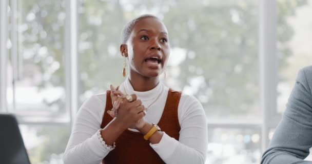 在办公室会议室与同事见面 讨论和专业黑人妇女交谈 团队合作 演示和非洲女雇员在与其团队的项目对话中 — 图库视频影像