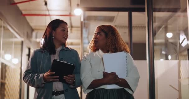 ビジネス 女性がオフィス ブレインストーミングで話して歩く タブレットを持つ従業員 マーケティングキャンペーンのための文書や議論 営業成長と職場 — ストック動画