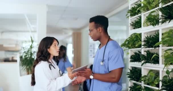 Sjukhusakutvård Tabletter Och Läkare Som Söker Hjälp Vid Olyckor Vårdhjälp — Stockvideo