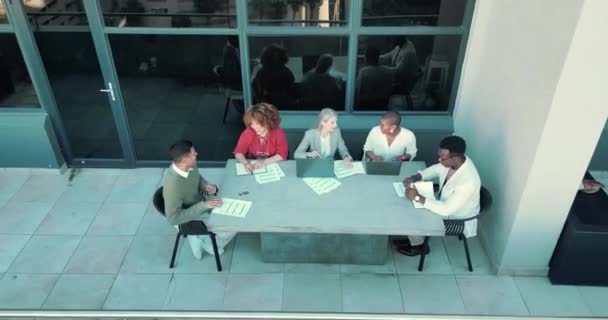 Επιχειρηματίες Τραπέζι Και Συνεργασία Επαγγελματική Συνάντηση Στην Ταράτσα Κορυφαία Προβολή — Αρχείο Βίντεο