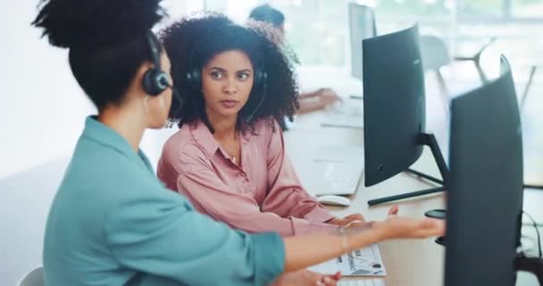 呼叫中心 辅导和电脑与妇女 电话营销和沟通与团队合作在办公室 在亚特兰大 黑人妇女是客户服务 帮助和培训方面的导师和专家 — 图库视频影像