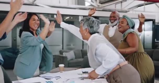 Ofis Kurumsal Kutlama Danslı Adamları Başarı Için Beşlik Alkış Grup — Stok video