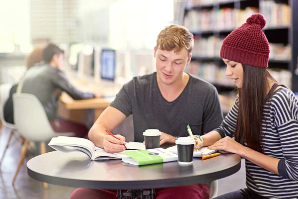 Hora Una Revisión Dos Estudiantes Universitarios Que Estudian Juntos Biblioteca —  Fotos de Stock