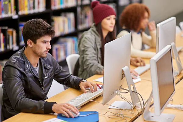 Toma Sus Estudios Serio Estudiantes Que Trabajan Computadoras Una Biblioteca —  Fotos de Stock