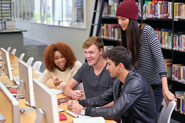 Студенты Объединяются Студенты Работающие Компьютерах Университетской Библиотеке — стоковое фото