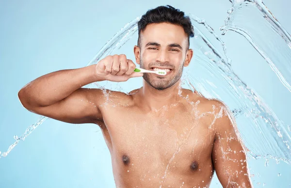 Yüz Sıçratma Stüdyoda Mavi Arka Planda Temizlik Için Diş Fırçası — Stok fotoğraf