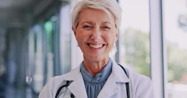 一个快乐的 面带微笑的资深医生的画像 带着微笑站在医院或诊所大厅的领导者 领导和科学 快乐的女医务工作者 保健方面的帮助和支持 — 图库视频影像