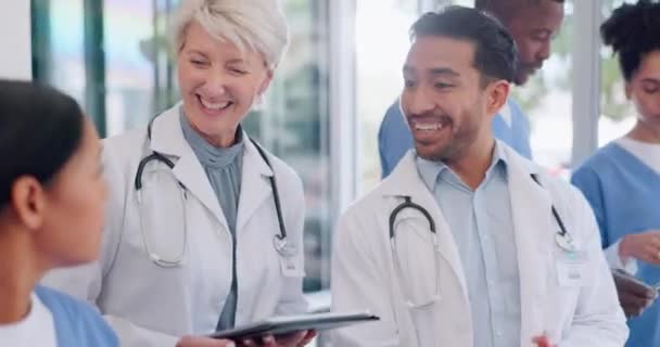 Doctors Talking Walking Tablet Hospital Conversation Chatting Healthcare Medical Technology — Vídeos de Stock