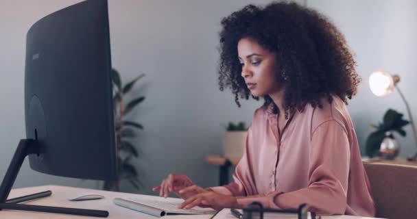 Computer Thinking Black Woman Typing Office Writing Email Night Working — Vídeos de Stock
