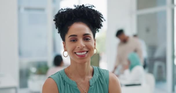 任职的黑人女性形象 自信而自豪的领导 经理或首席执行官 自信和自豪 非洲的行业领导 创业时在公司管理中遇到的快乐女性 — 图库视频影像