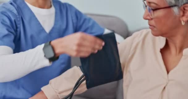 Cuidados Saúde Pressão Arterial Enfermeira Com Mulher Idosa Sofá Visita — Vídeo de Stock
