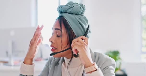 コールセンター 女性と顧客サポート Crmの失敗と顧客の問題でクライアント 怒りとストレスに不満 従業員がいらいらし カスタマーケアとコンサルタントの顔 ヘッドセットとのコミュニケーション — ストック動画