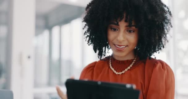 Corporate Black Woman Office Table Smile Communication Email Digital Marketing — Vídeo de stock