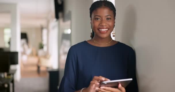 Kantoortablet Werkende Vrolijke Zwarte Vrouw Doet Feedback Review Van Digitale — Stockvideo