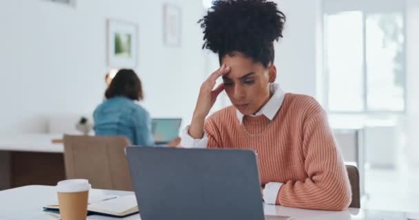 Stress Hovedpine Udbrændthed Med Business Sort Kvinde Arbejde Bærbar Computer – Stock-video