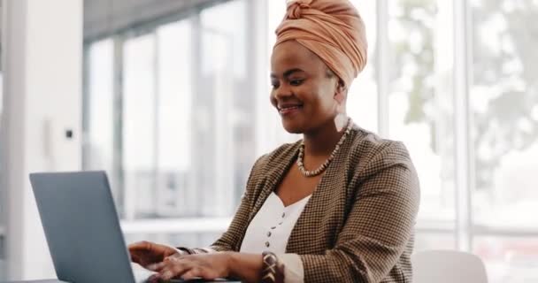 Portrait Face Black Woman Office Building Happy Smile Working Email — Vídeos de Stock