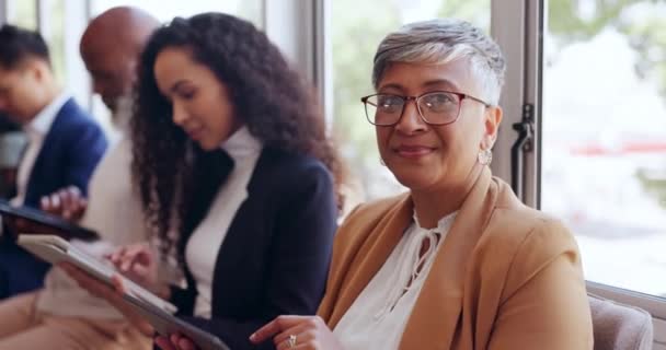 Twarz Tablet Starsza Kobieta Poczekalni Rozmowę Kwalifikacyjną Technologia Rekrutacja Grupowa — Wideo stockowe