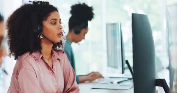 在呼叫中心工作的紧张 疲倦或黑人女性 在办公室的工作压力下感到精疲力竭或疲倦 客户服务 头痛或销售代理精疲力竭 因偏头痛或问题而沮丧 — 图库视频影像