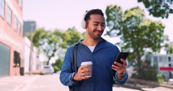 Людина Вулиці Смартфон Навушники Схвильовані Сповіщенням Успіхом Новинах Соціальних Мережах — стокове відео