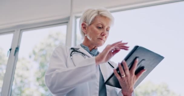 Tabletta Gondolkodás Vagy Orvos Dolgozik Kutatási Vagy Adatelemzés Egy Egészségügyi — Stock videók