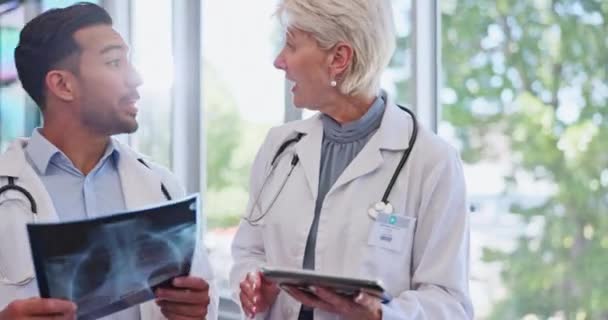 Hastanedeki Doktorların Test Sonuçlarını Tartışan Röntgen Danışmanlık Ekip Çalışması Sağlık — Stok video