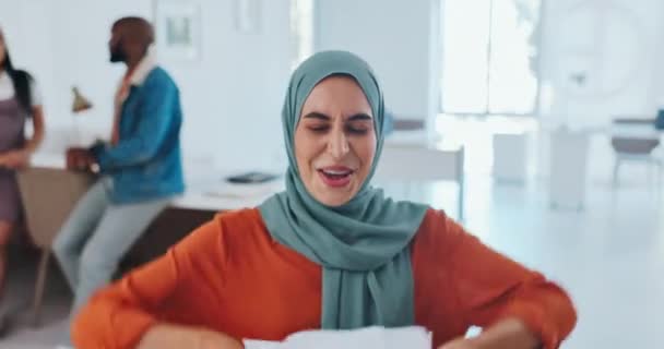 Μουσουλμάνα Επιχειρηματίας Διαβάζει Και Τεκμηριώνει Σκέφτεται Και Εστιάζει Ενθουσιασμένα Κομφετί — Αρχείο Βίντεο