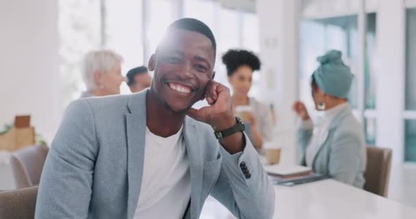 一个职业黑人男人和一个公司团队坐在一起的会议 办公室和脸 与同事一起在公司项目上工作的非洲商人的快乐 微笑和肖像 — 图库视频影像