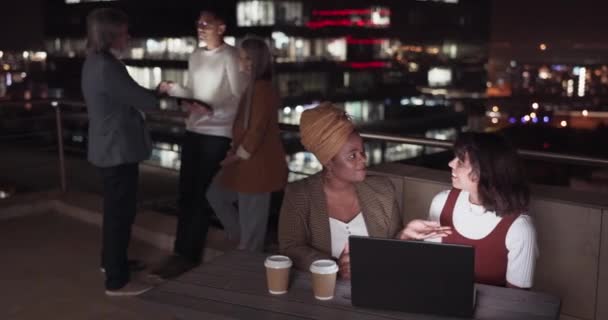 Biznesmeni Rozmowy Noc Dachu Budynku Biurowym Rozwoju Społecznej Lub Team — Wideo stockowe