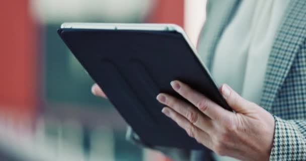 Tablet Kéz Vagy Idősebb Tetőn Gépelés Vagy Hálózatépítés Keresni Digitális — Stock videók