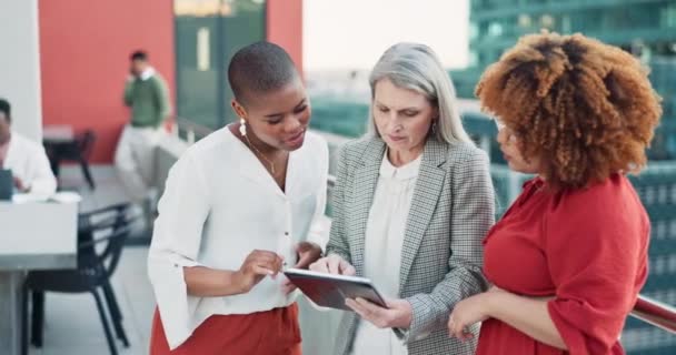 Tablet Digital Marketing Senior Manager Women Planning Seo Strategy Content — Vídeos de Stock