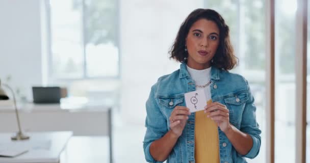 女商人 两性平等和同工同酬 并在工作场所享有平衡和公平的机会 带有纸签的性别社会问题 抗议和女权运动的刻画 模仿和面对 — 图库视频影像