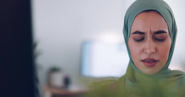 Müslüman Burun Dokusu Grip Hastası Bir Kadın Bilgisayar Başında Çalışırken — Stok video