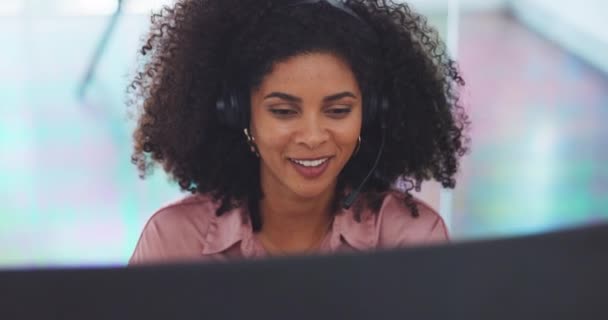 Müşteri Hizmetleri Iletişimi Bilgisayar Görüntülü Görüşme Telekom Mikrofonundan Konuşan Danışman — Stok video