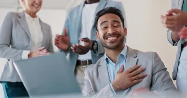 Pessoas Negócios Celebração Aplausos Para Homem Laptop Escritório Sucesso Parabéns — Vídeo de Stock