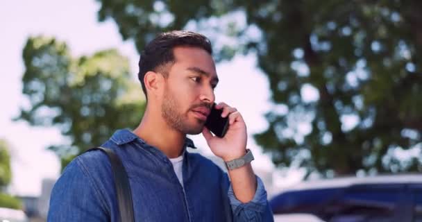 Anrufkommunikation Mann Spricht Auf Gesprächsgespräch Sprechen Und Chatten Auf Mobilen — Stockvideo
