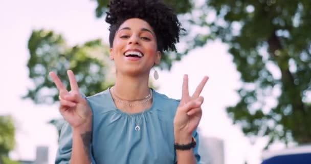 顔と平和の手のサインを持つ黒人女性 笑顔と楽しさと自然の中で屋外 ニューヨークの若いと自由 手とVの肖像画と 幸福と肯定的な考え方 動機と夏 — ストック動画
