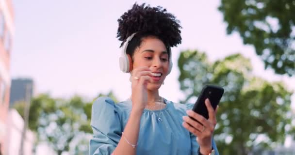Müzik Telefon Kulaklık Parkta Mutlu Heyecanlı Bir Kadın Bahçe Ağaçlarında — Stok video
