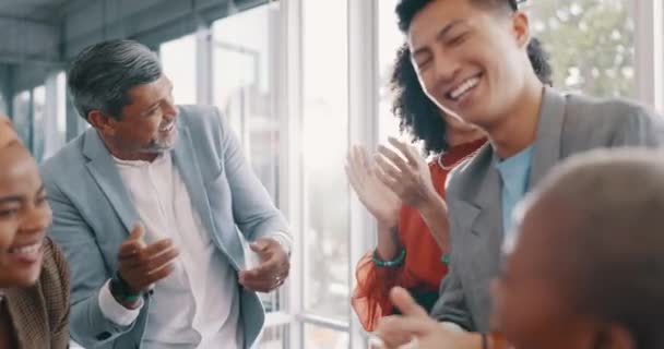 Χειροκρότημα Εορτασμού Ομάδα Ποικιλομορφίας Επιχειρηματίες Χειροκροτούν Για Την Επίτευξη Συνεργασίας — Αρχείο Βίντεο