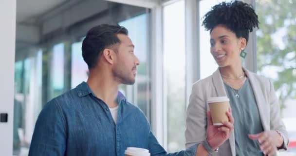 オフィスのロビーを歩いているコーヒー ビジネスの人々は会話やチャットをしています お茶の休憩 コミュニケーションや幸せな従業員 議論や職場の廊下で話す男性と女性 — ストック動画