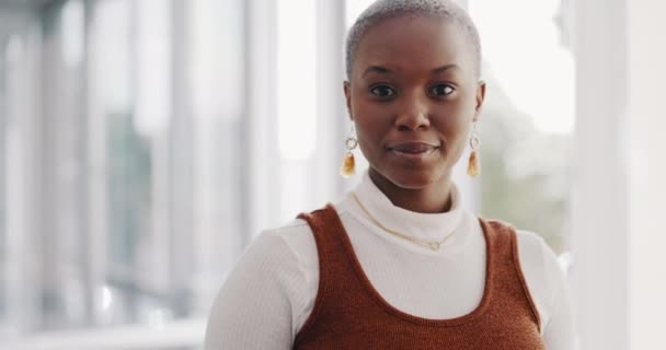 目標や目標のために準備ができてオフィスで交差腕を持つ顔 リーダーシップと黒の女性 ナイジェリアのCeo 上司や幸せな女性起業家は 職場での成功のためにビジョン 使命と笑いを持っています — ストック動画
