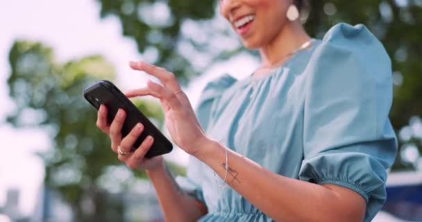 Επικοινωνία Φύση Και Γυναίκα Πληκτρολογώντας Στο Smartphone Χαμόγελο Ανάγνωση Και — Αρχείο Βίντεο