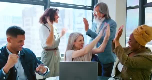 チームワーク 目標や目標を祝うラップトップ上のビジネスの人々の高5と拍手 業績を祝うためにコンピュータのクラッピング上のコラボレーション お祝いと従業員のグループ — ストック動画