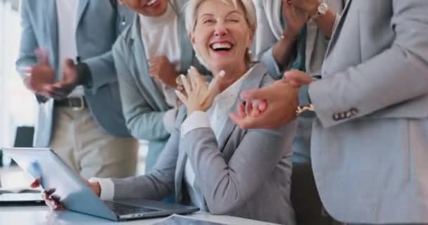 笔记本电脑或快乐的高级经理在达到销售Kpi目标后获得了工作晋升 拍手叫好 拍手叫好或成熟的女人笑着为商业交易的消息或成功人士的成就感到自豪 — 图库视频影像