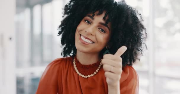 Счастливая Офисная Чернокожая Женщина Поднимает Большой Палец Вверх Достижения Бизнесе — стоковое видео