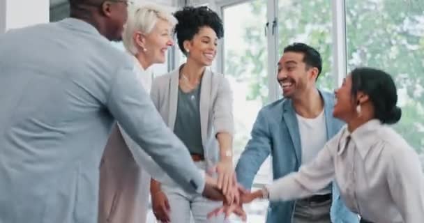 Ünnepség Kéz Verem Boldog Üzletemberek Ünneplik Sikeres Csapatmunkát Vagy Együttműködést — Stock videók