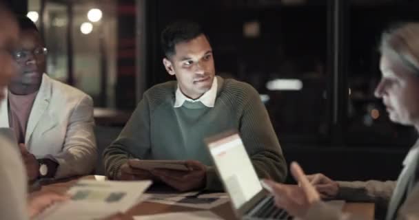 Ночные Офисные Деловые Люди Планировании Встреч Реклама Маркетинг Стратегия Продаж — стоковое видео
