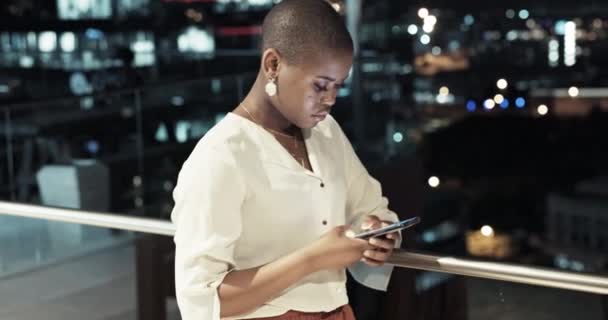 Корпоративна Чорношкіра Жінка Ніч Місто Телефоном Чату Маркетингу Соціальних Мереж — стокове відео