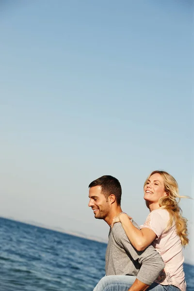 Plezier Romantiek Aan Zee Een Jonge Man Geeft Zijn Vriendin — Stockfoto