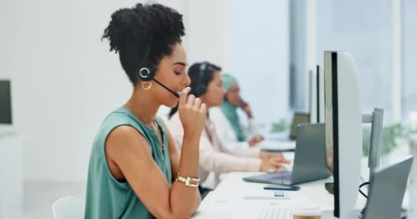 Υπολογιστή Τηλεμάρκετινγκ Μαύρη Γυναίκα Τηλεφωνικό Κέντρο Που Μιλάει Για Βοήθεια — Αρχείο Βίντεο